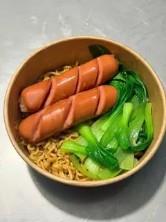 Hình ảnh mì trộn 2 xúc xích
