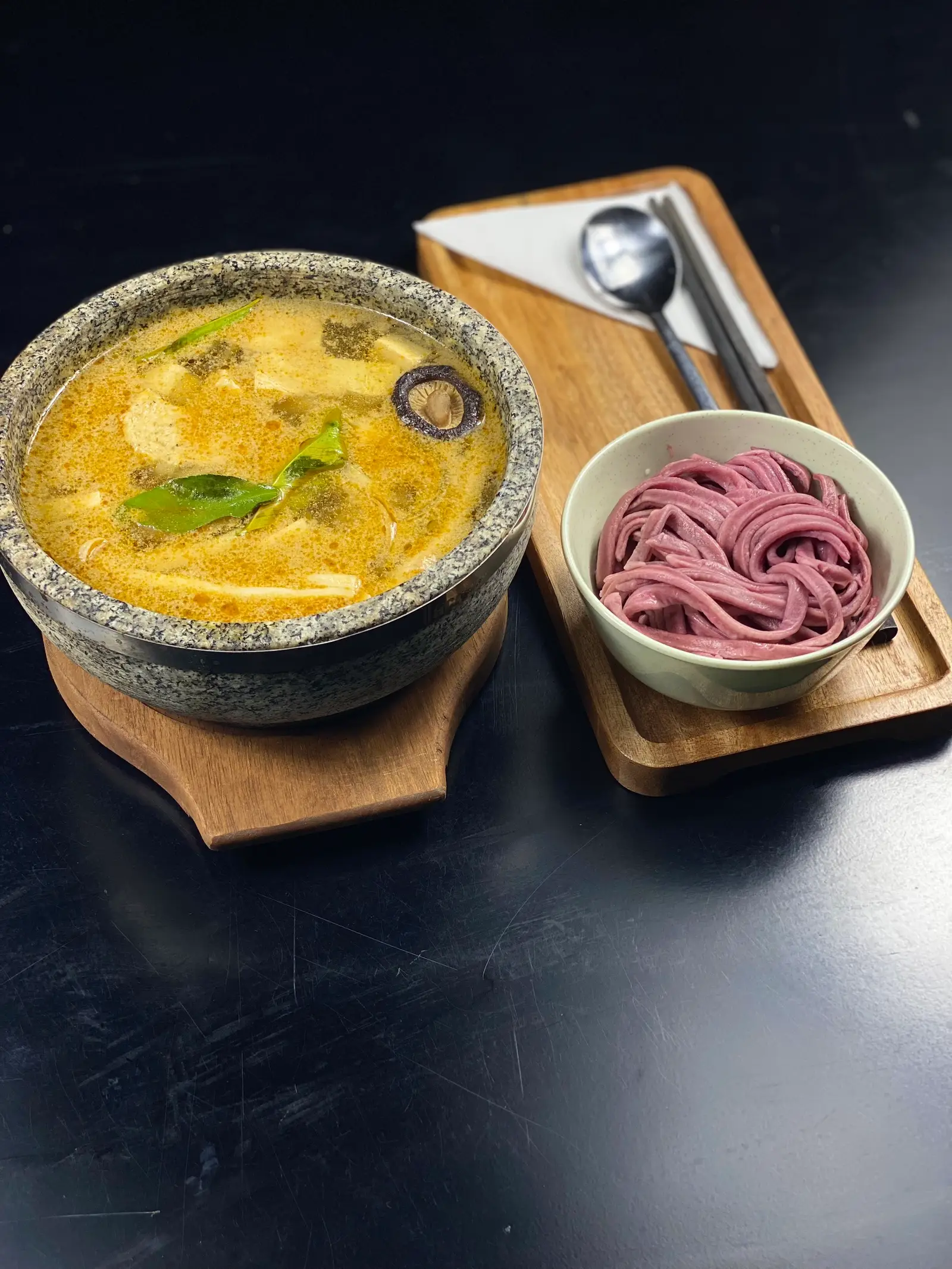 Hình ảnh Mì udon củ dền tomyum nấm