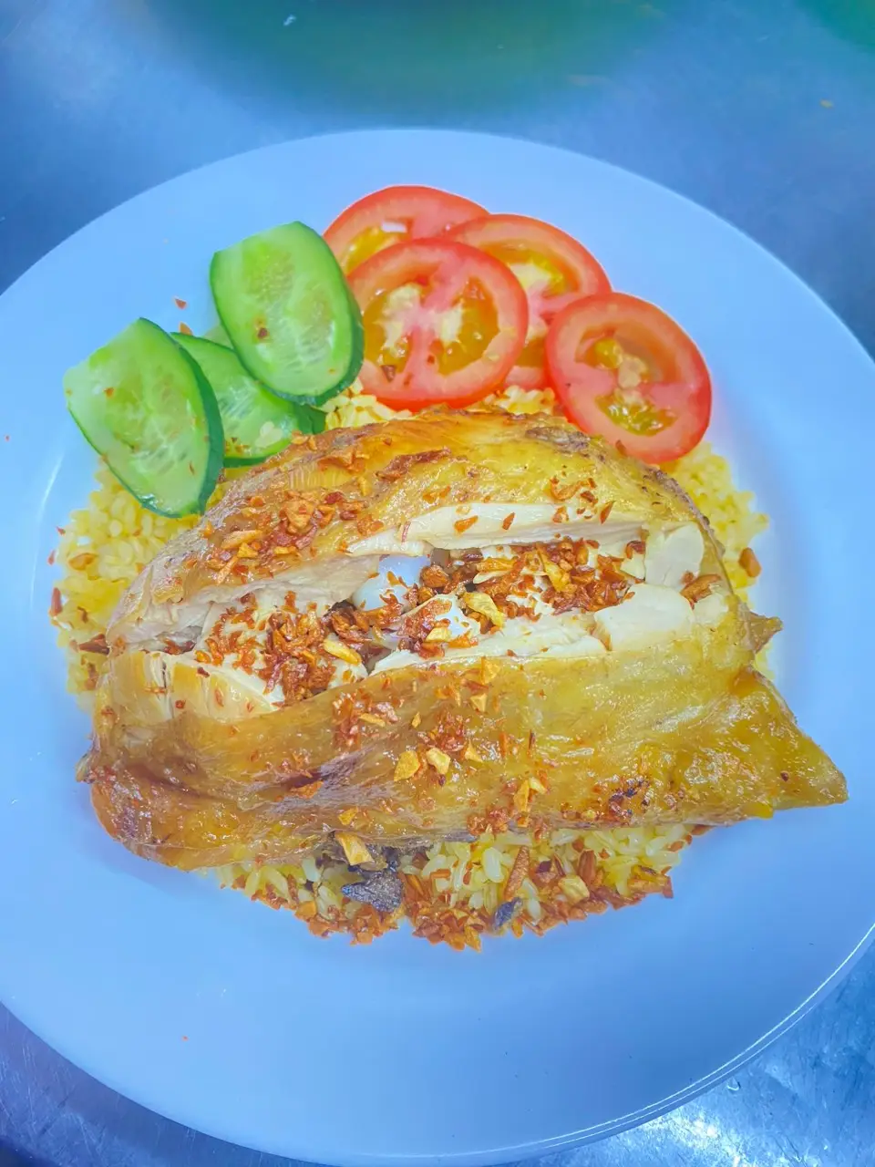 Hình ảnh Cơm gà xối mỡ má đùi 