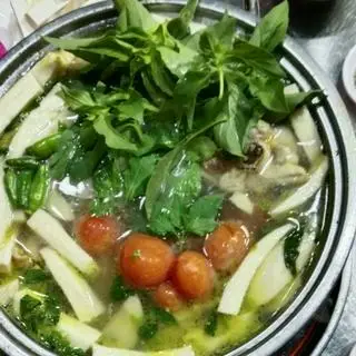 Hình ảnh Lẩu Gà Lá É Lớn (5-6 người ăn)
