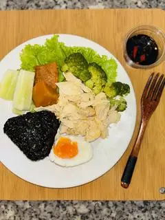 Hình ảnh Cơm gạo lức gà xé & trứng ( rau củ Đà Lạt )