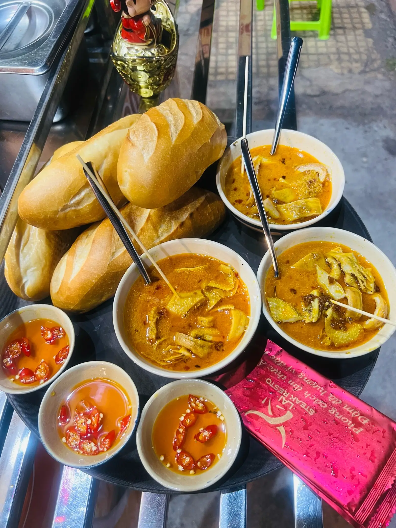 Hình ảnh Phá lấu vị Tứ Xuyên cay - bánh mì