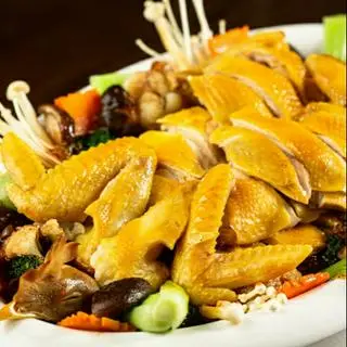 Hình ảnh Nguyên Con Gà Hấp Tây Cửu Long (Nấm)