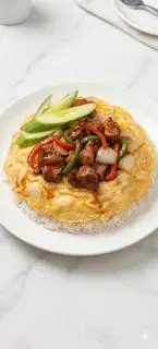 Hình ảnh Cơm bò lúc lắc phủ trứng - canh rong biển