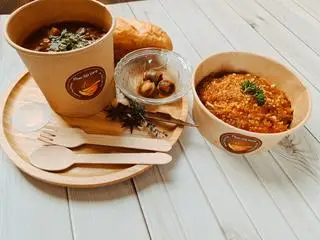 Hình ảnh Bò sốt vang đuôi bò kèm bánh mì - Coca
