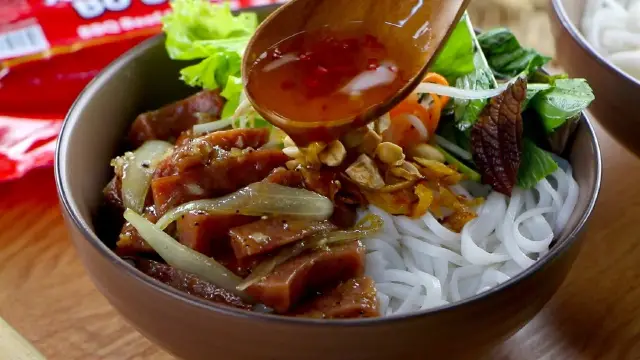 Hình ảnh bún trộn thịt nướng 