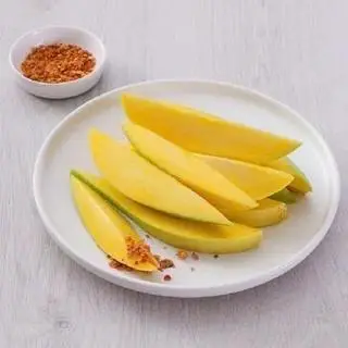 Hình ảnh Xoài Sống Chua Ngọt Chấm Muối Tôm Ngon