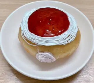 Hình ảnh Donut nhân kem dâu - phủ sốt dâu