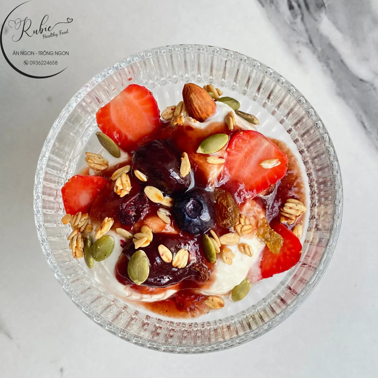 Hình ảnh Sữa chua Hy Lạp black forest cùng quả tươi