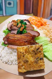 Hình ảnh Cơm tấm má heo nướng chả trứng