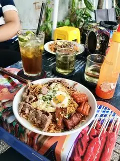 Hình ảnh Mì xào bò ốp la + xúc xích