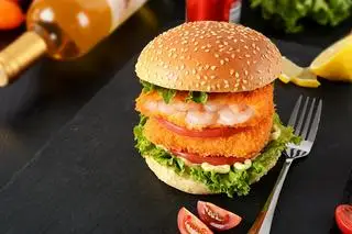 Hình ảnh Burger Tôm + 1 ly nước