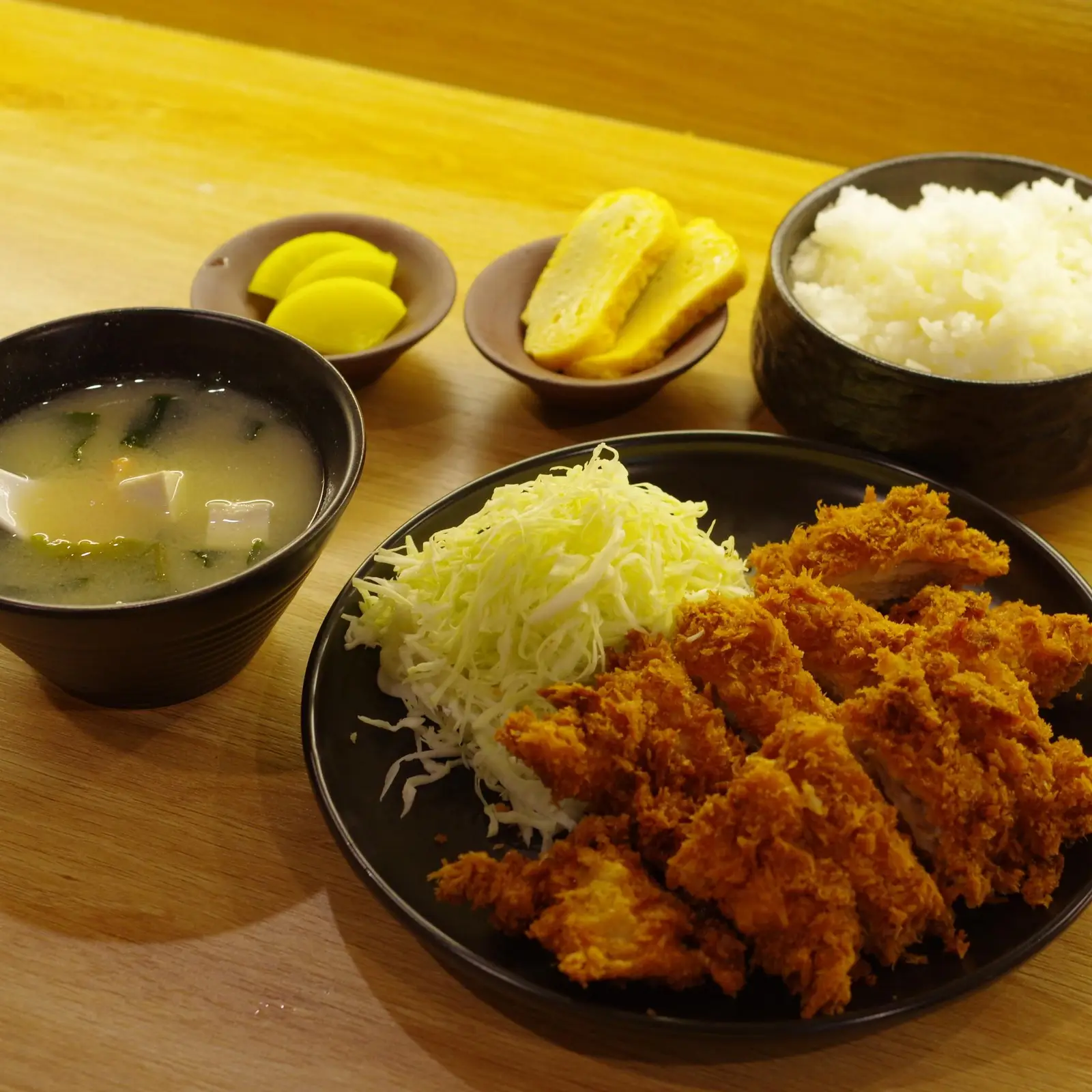 Hình ảnh Cơm thịt lợn chiên xù & súp miso