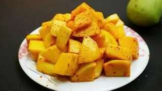 Hình ảnh Hộp xoài lắc muối chua ngọt