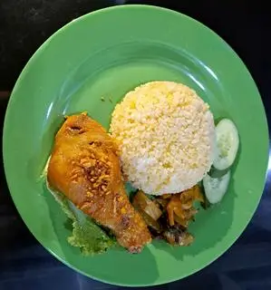 Hình ảnh cơm đùi gà mắm tỏi