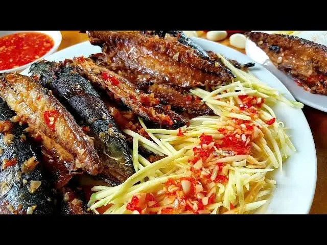 Hình ảnh Cá nục chiên - dưa cải