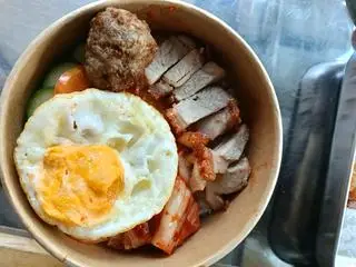 Hình ảnh Cơm heo quay+1 thịt viên chiên+1 ốp la 