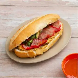 Hình ảnh Bánh Mì Pate Trứng Xúc Xích Đỏ