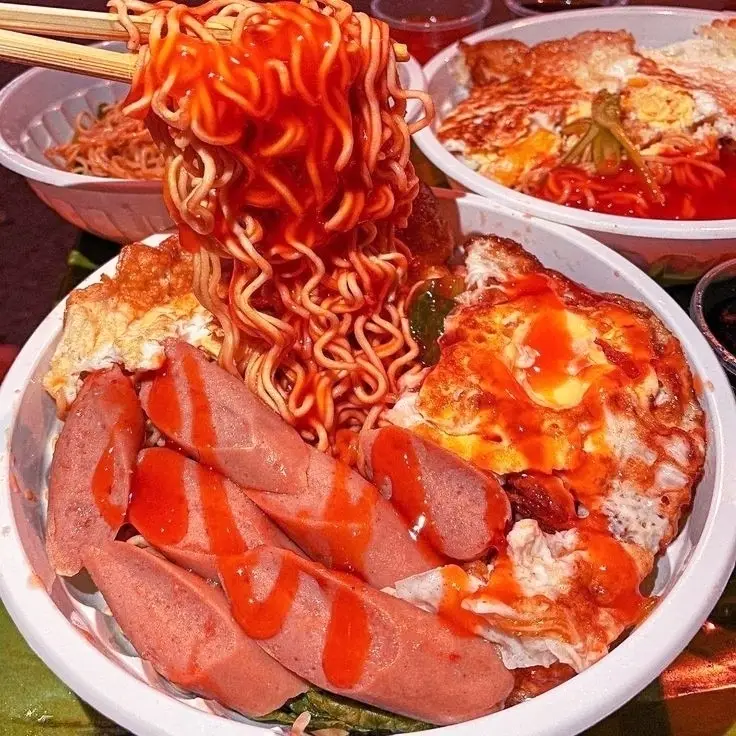 Hình ảnh Mì Trộn (Trứng + Xúc Xích)