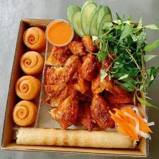 Hình ảnh Gà Quay ( 1/2 con) + 5 bánh bao
