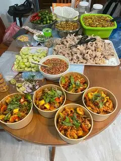 Hình ảnh Mix sốt Thái: Chân gà + Tai heo