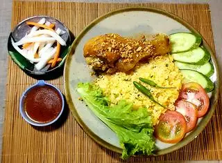Hình ảnh Cơm Gà Xối Mỡ Đùi Tỏi  - Mắm Tỏi 