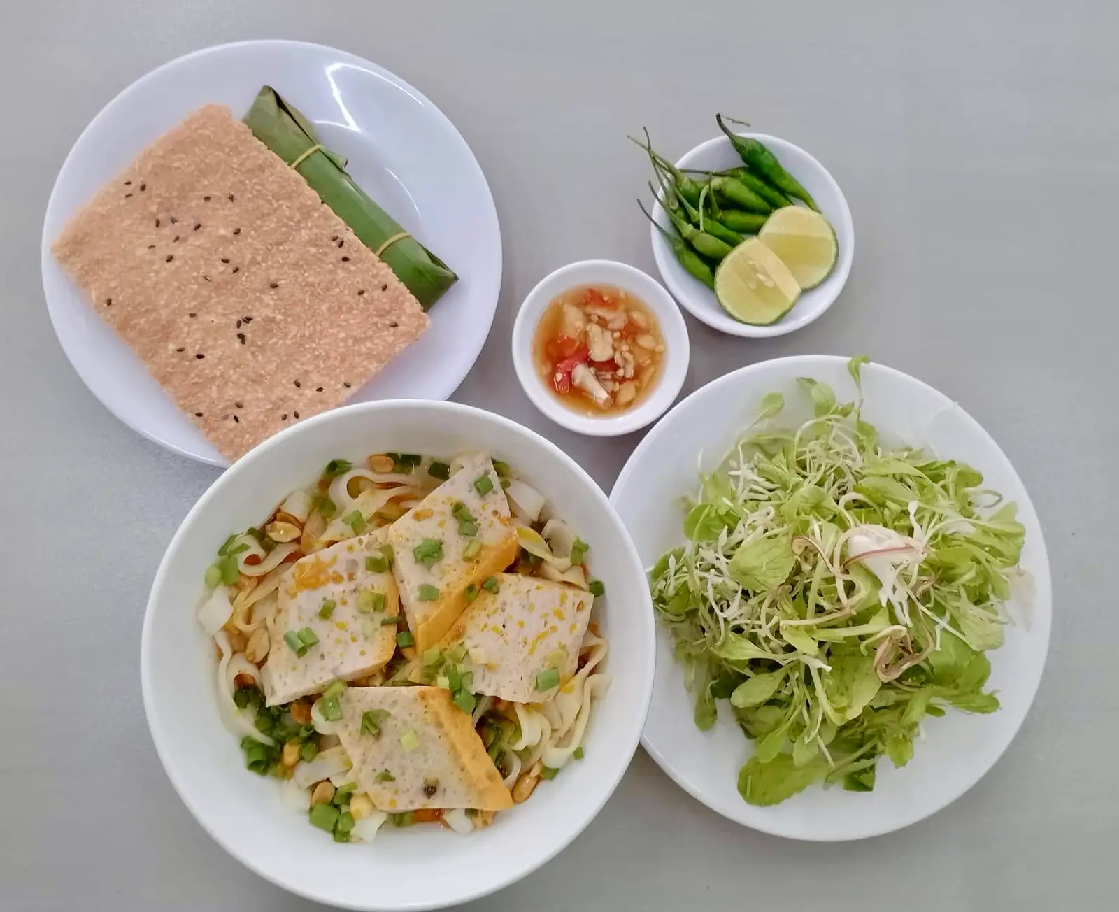 Hình ảnh Mì Quảng chả cua chả tôm