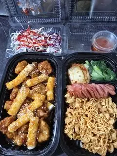 Hình ảnh Combo no nê( Gà sốt cay Hàn Quốc 12 v, bánh gạo chiên sốt cay, mì trộn xúc xích)