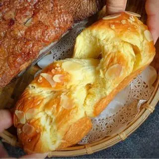 Hình ảnh Bánh mì hoa cúc hạnh nhân