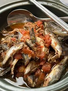 Hình ảnh Bánh mì cá nục kho cà