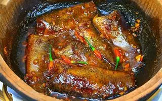 Hình ảnh cơm cá rô kho tiêu 