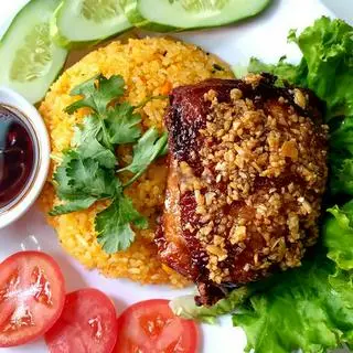 Hình ảnh Cơm Gà Má Đùi Cháy Tỏi  - Trứng 