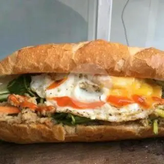Hình ảnh bánh mỳ pate xúc xích