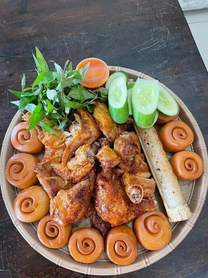 Hình ảnh Combo 1 gà nướng muối ớt(không cay) + 10 bánh bao+1 cơm lam  