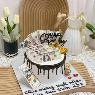 Hình ảnh bánh kem sôcôla cắm tiền