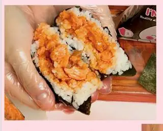 Hình ảnh Cơm Nắm Cá Hồi + Trúng Cá Mayo