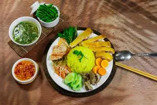 Hình ảnh Cơm cánh gà - trứng non
