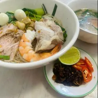 Hình ảnh Hủ tiếu mì sườn sụn thập cẩm