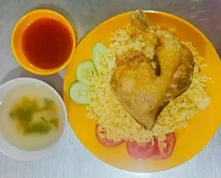 Hình ảnh Cơm gà xối mỡ đùi góc tư