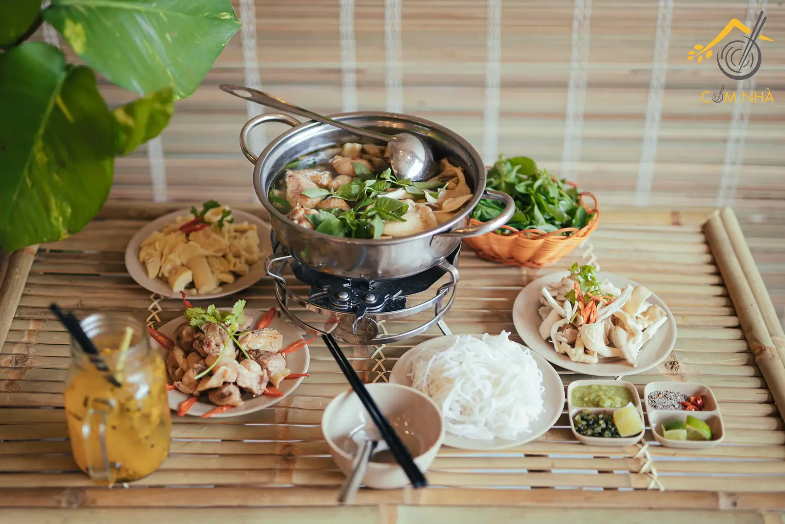 Hình ảnh Lẩu Gà Lá É Lớn