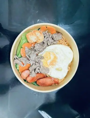 Hình ảnh Mì trộn bò, trứng, xúc xích