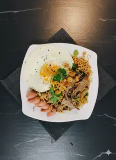 Hình ảnh mì xào bò trứng xúc xích