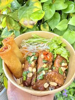 Hình ảnh Bún thịt nướng kim tiền thập cẩm