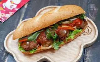 Hình ảnh bánh mì thịt nướng thêm 1 ốp la