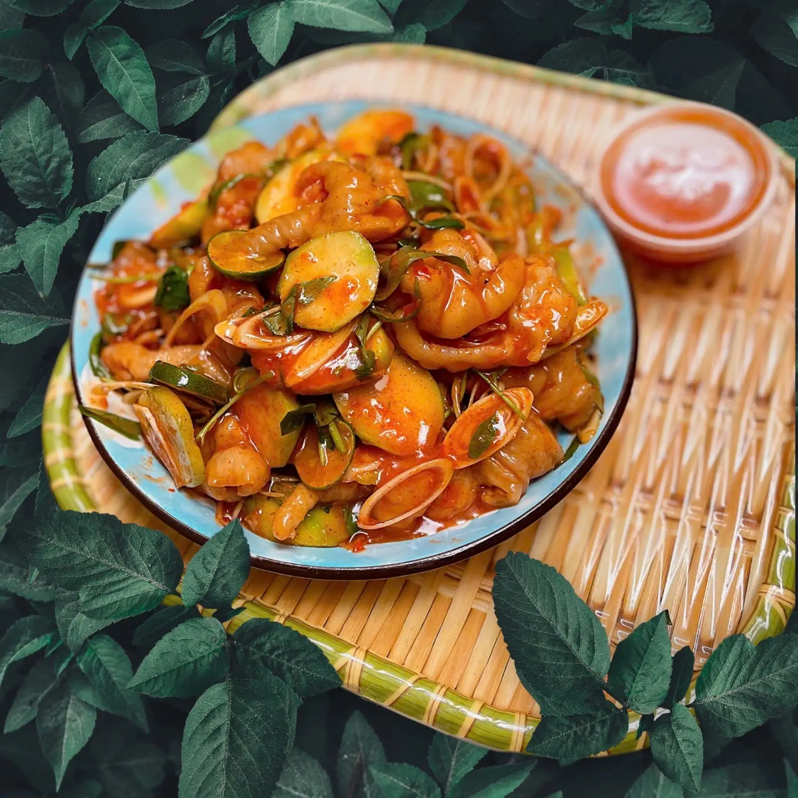 Hình ảnh chân gà sốt thái 7 chân kèm nước chấm và cóc hoặc xoài 