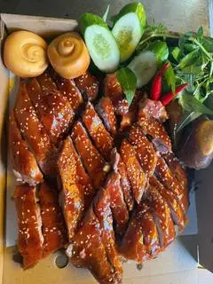 Hình ảnh Vịt quay da giòn nửa con