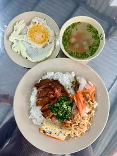 Hình ảnh Cơm tấm thịt dăm mở + chả