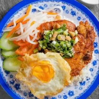 Hình ảnh Cơm Sườn & Trứng ốp La