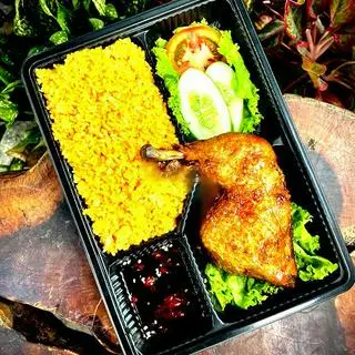 Hình ảnh Cơm chiên gà xối mỡ mắm tỏi