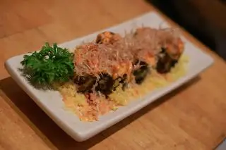 Hình ảnh MAKI CÁ HỒI CHIÊN TEMPURA SỐT CAM